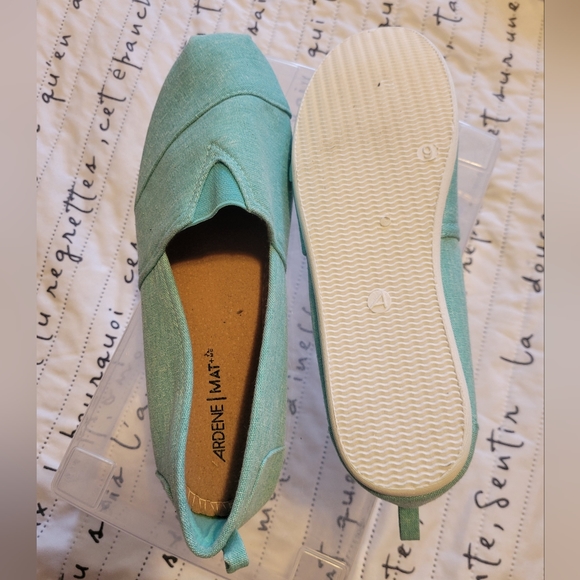 NEW Teal colored shoes - Picture 2 of 2